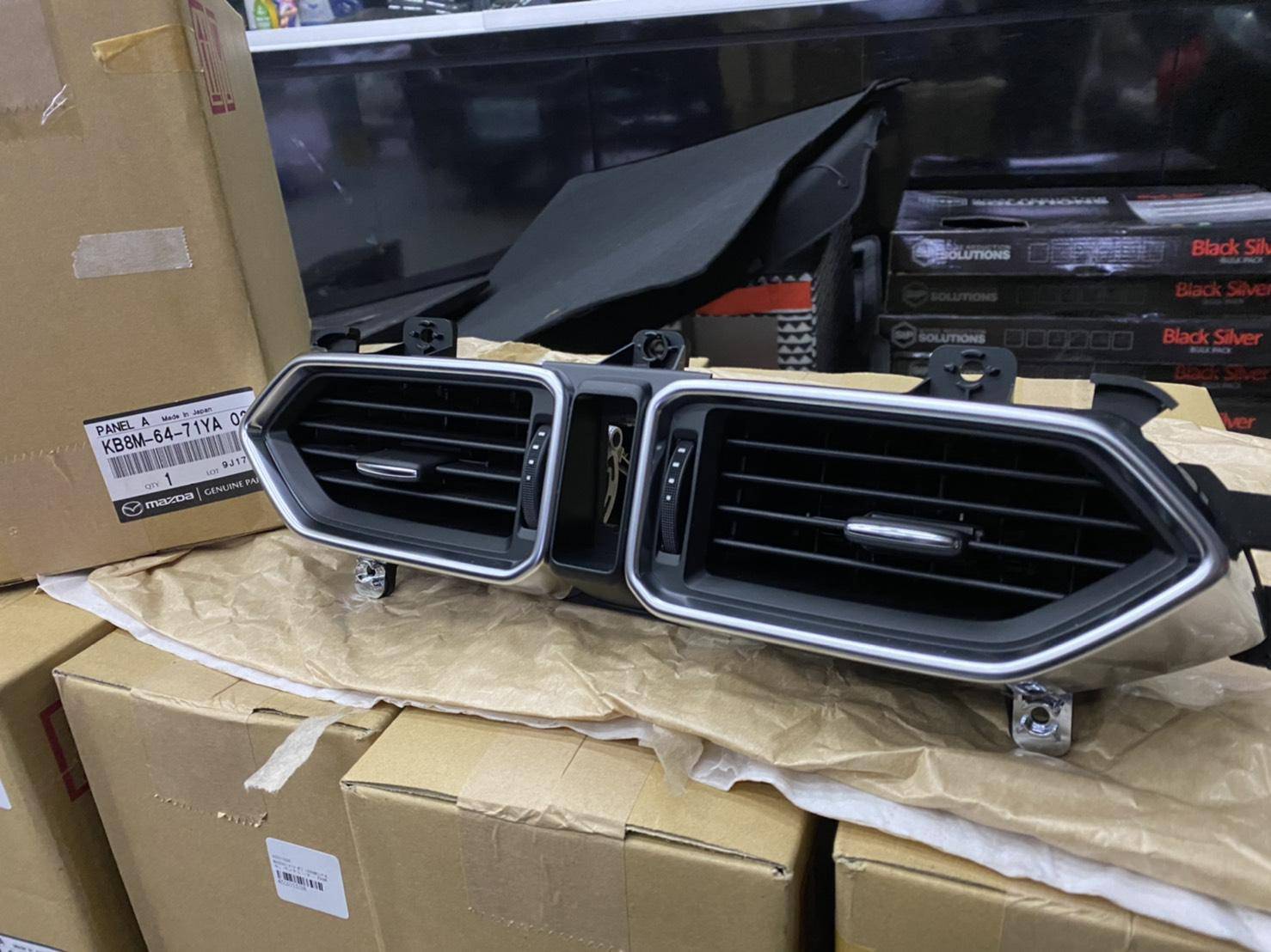 可調式中央冷氣出風口(原廠件) 可調式中央冷氣出風口(原廠件)