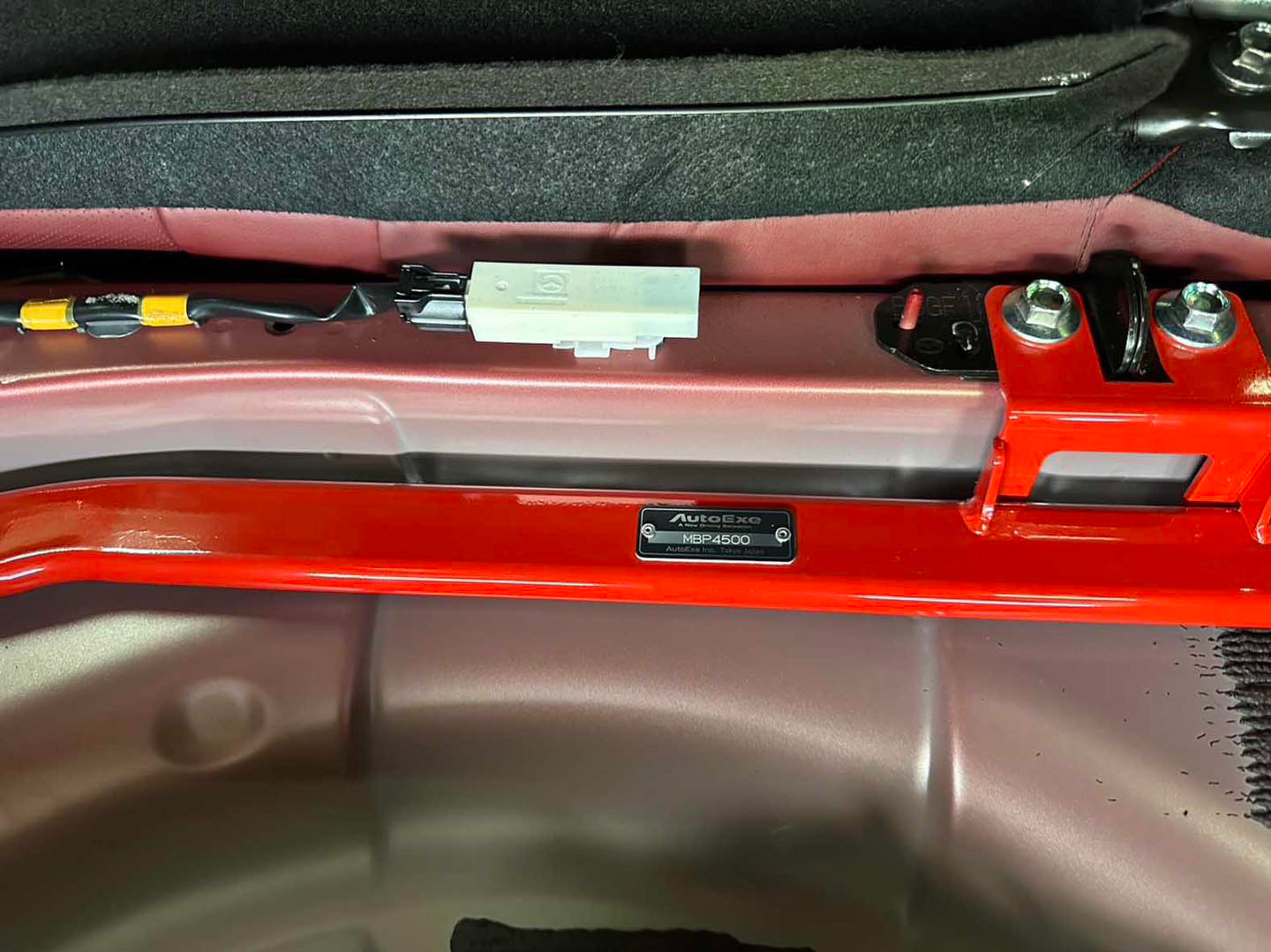 AUTOEXE 四代馬三後車廂拉桿(地板衡桿) AUTOEXE 四代馬三後車廂拉桿(地板衡桿)